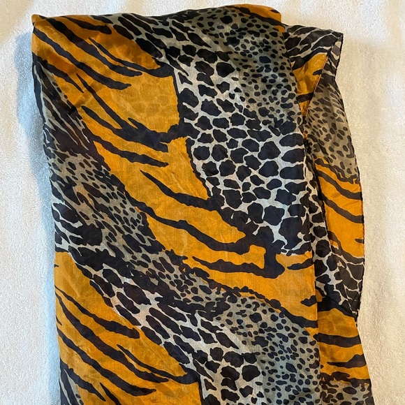 Scarf, black and orange print, 73 x 40 - Picture 3 of 4